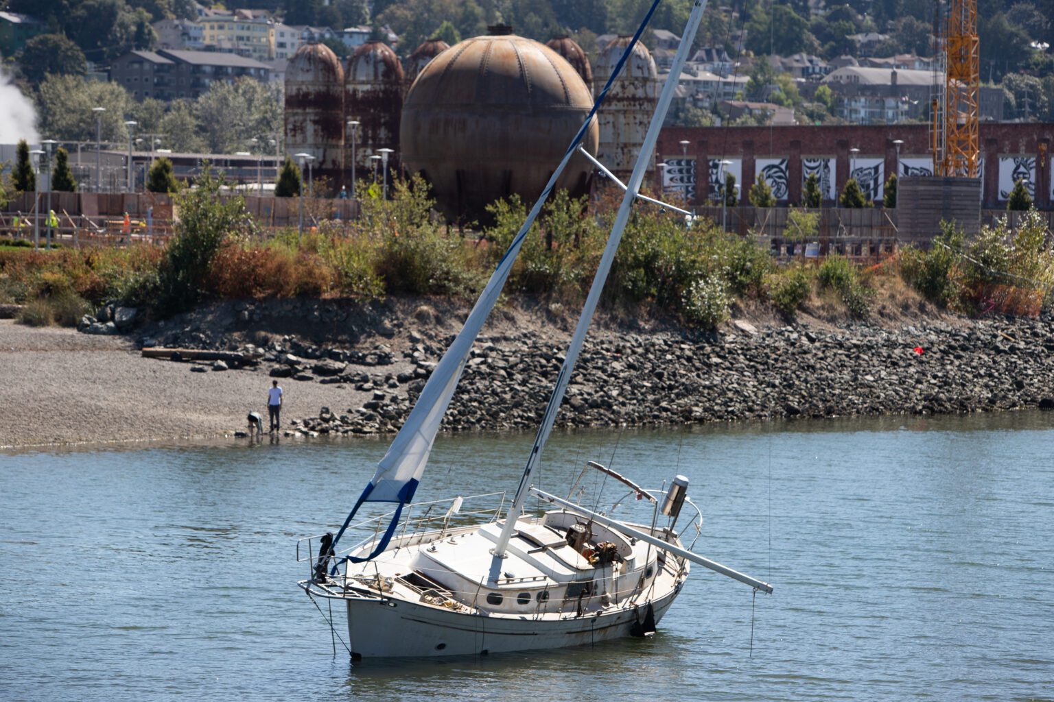 Hands off: Best to leave that grounded sailboat to rot in place