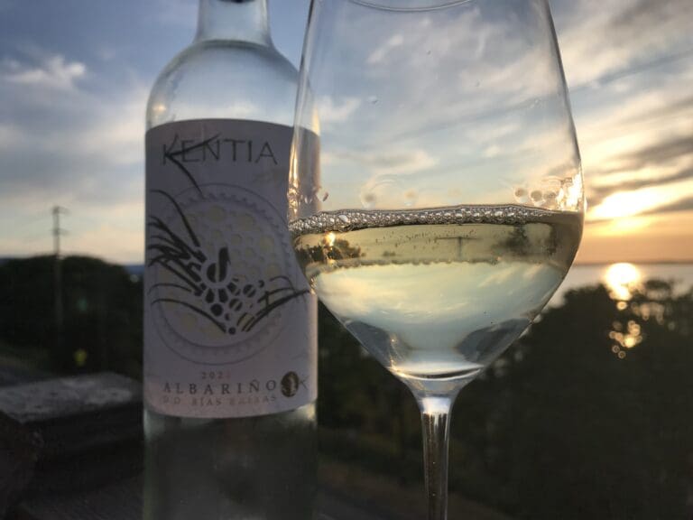 The 2022 Lagar da Condesa Kentia Albariño displays aromas of tangy herbs and honeysuckle and follows through on the palate with generous tangerine and lime flavors. At $14 at Haggen