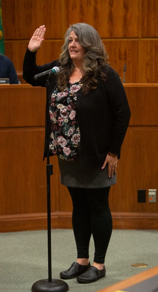 Lisa Anderson takes the city council oath of office. She has served since 2019 for Ward 5.
