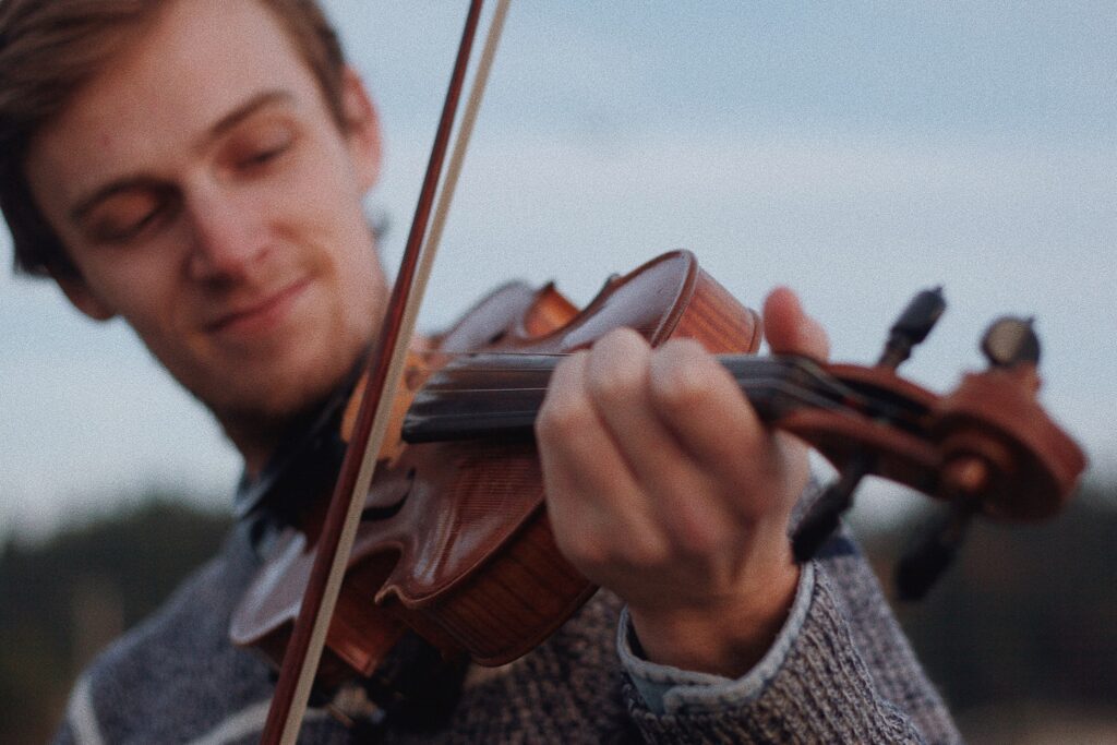 Kian Dye, a fiddle player and multi-instrumentalist specialist, plays the violin.